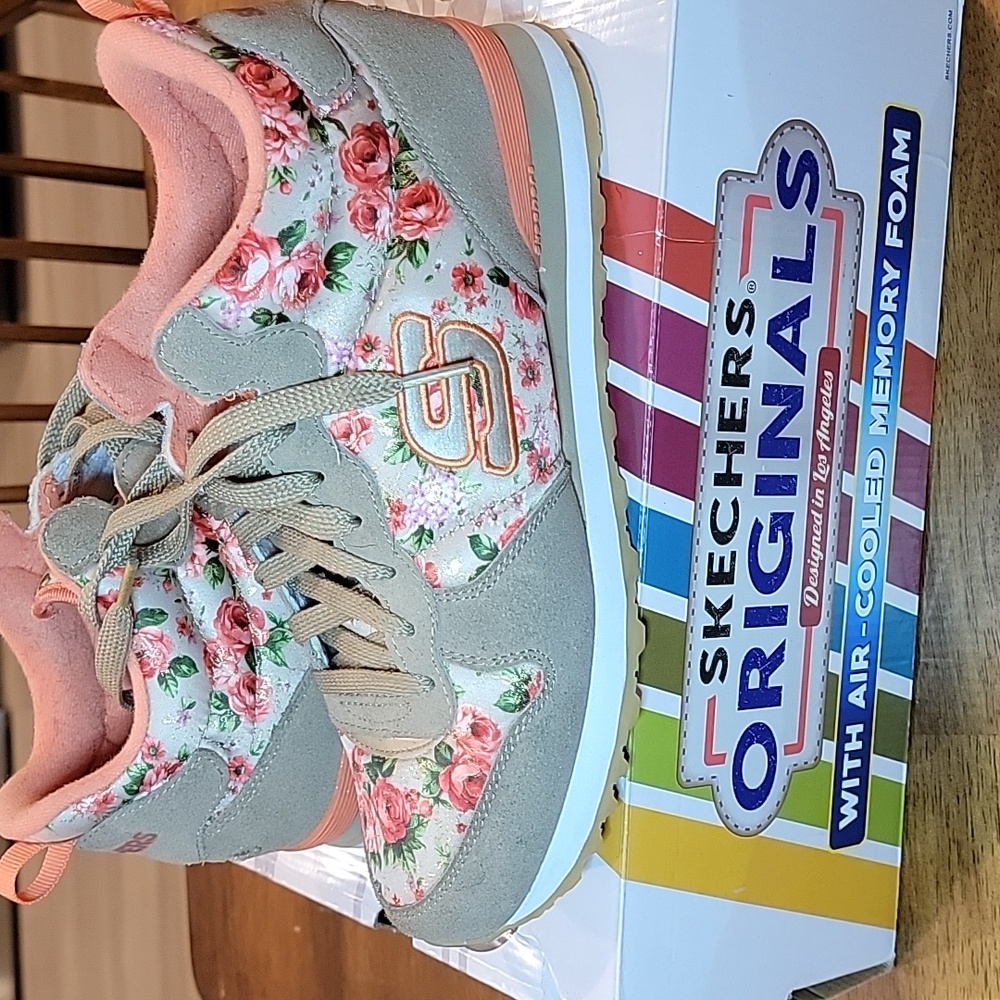 Sketchers sneakers